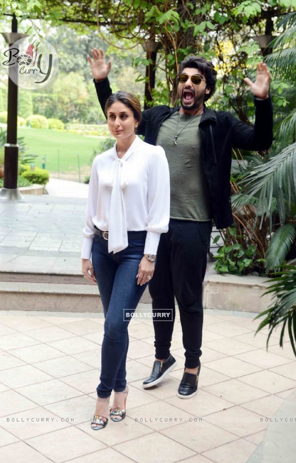 Arjun Kapoor strikes a funny pose with Kareena Kapoor at the Press Meet of Ki and Ka (401364)
