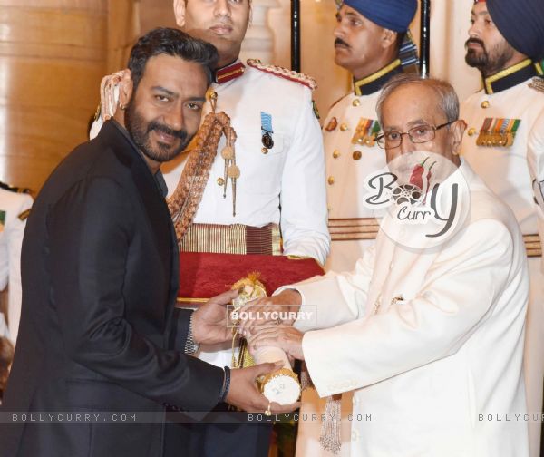 Ajay Devgn Recieves Padma Shri from President Pranab Mukherjee at Padma Awards 2016 Ceremony