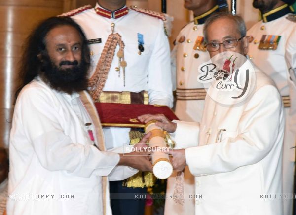 Sri Ravi Shankar Recieves award from President Pranab Mukherjee at Padma Awards 2016 Ceremony