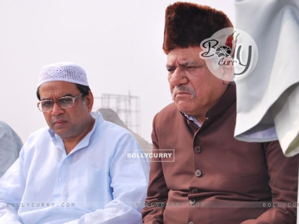 Om Puri and Paresh Rawal looking tensed