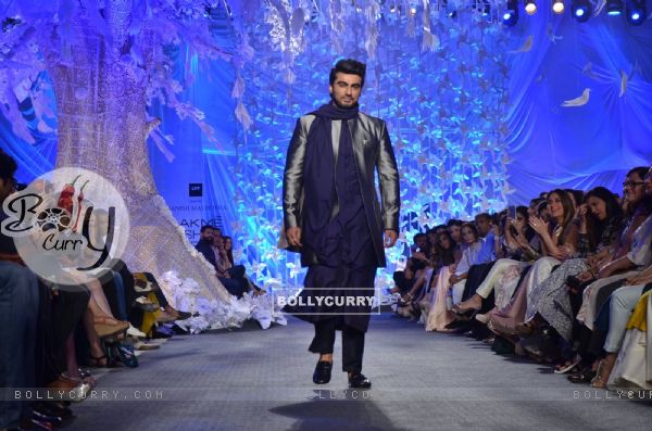 Arjun Kapoor walks the Ramp for Manish Malhotra at Lakme Fashion Show 2016