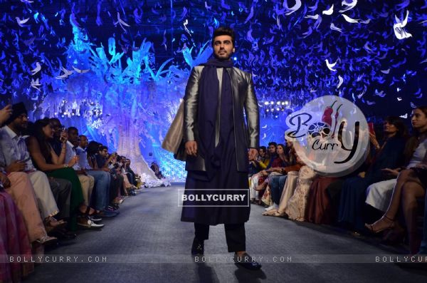 Arjun Kapoor walks for Manish Malhotra at Lakme Fashion Show 2016
