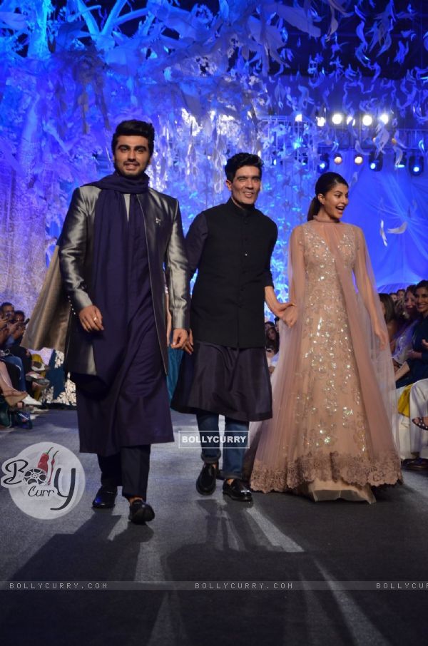 Arjun Kapoor and Jacqueline Fernandes walks for Manish Malhotra at Lakme Fashion Show 2016