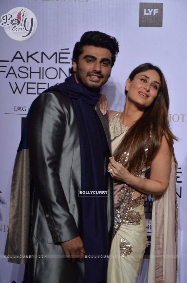 Arjun Kapoor and Kareena Kapoor Poses for Cameras at Lakme Fashion Show 2016