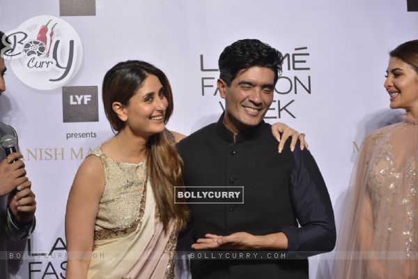 All Smiles! Kareena Kapoor and Manish Malhotra at Lakme Fashion Show 2016