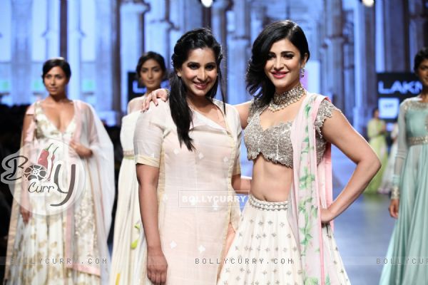 Showstopper Shruti Haasan Sizzles Lakme Fashion Show 2016