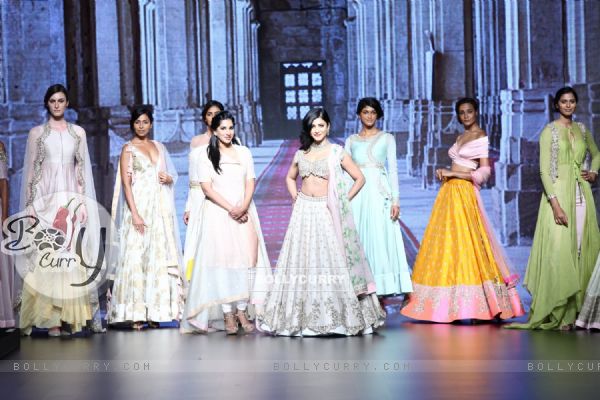 Sizzling Shruti Haasan Lakme Fashion Show 2016
