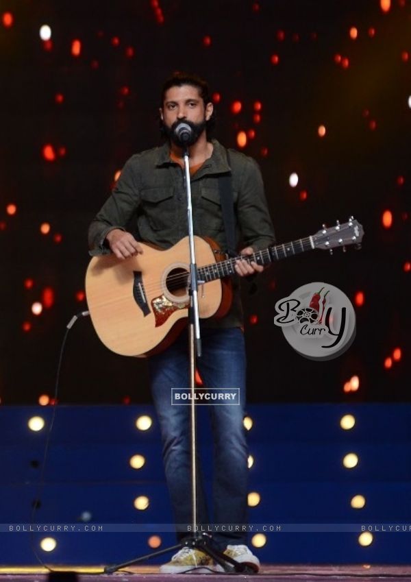 Farhan Akhtar performs at Umang 2016