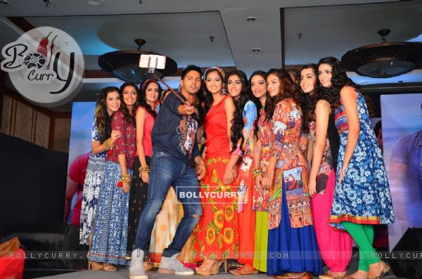 Varun Dhawan Clicks selfie with FBB #Style Buddy Contest Winners