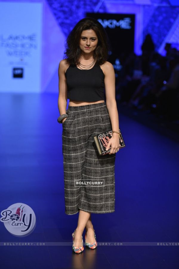 Riddhi Dogra at Lakme Fashion Show 2016