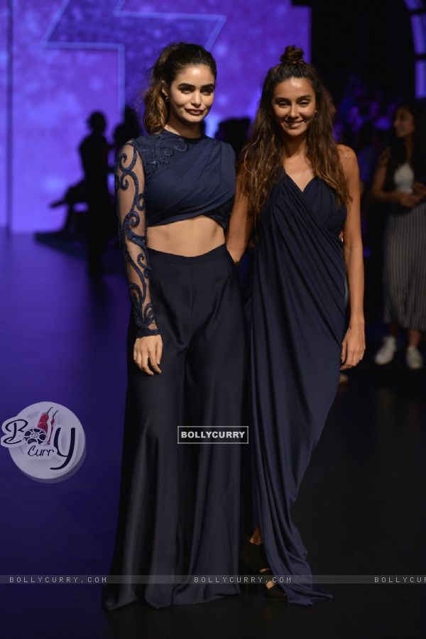Shibani Dandekar at Lakme Fashion Show 2016 - Day 5