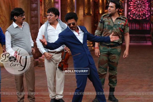 Shah Rukh Khan strikes his signature pose during the Promotions of 'Fan' on 'Comedy Nights Bachao! (402311)