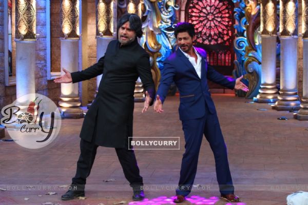 Shah Rukh Khan teaches Krushna his signature pose at Promotions of 'Fan' on 'Comedy Nights Bachao! (402313)