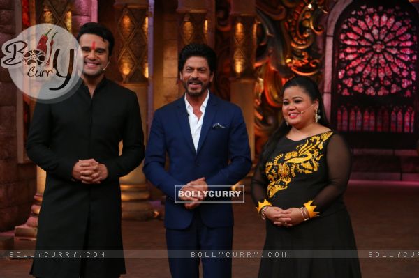 Promotions of 'Fan': Shah Rukh poses with Krushna and Bharti on 'Comedy Nights Bachao! (402315)