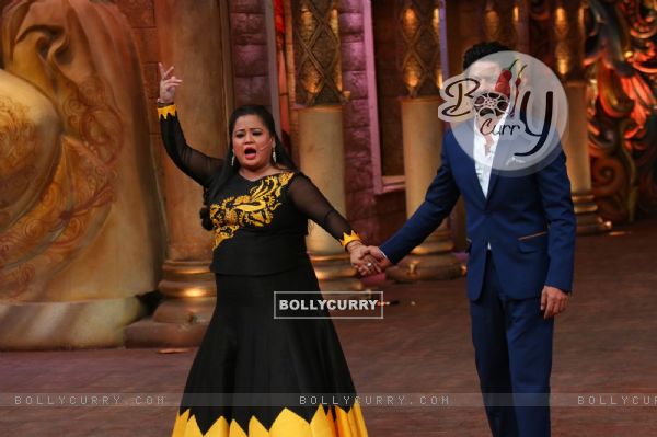 Shah Rukh Khan with Bharti Singh at Promotions of 'Fan' on 'Comedy Nights Bachao! (402318)