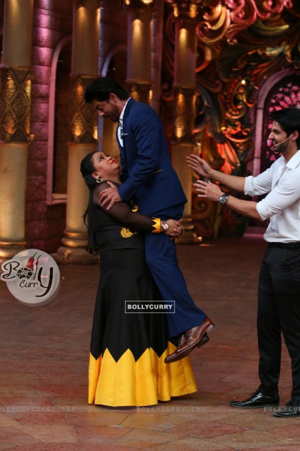 Shah Rukh in the air! - Promotions of 'Fan' on 'Comedy Nights Bachao!