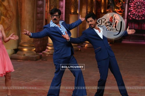 Shah Rukh Khan and Shakeel Siddiqui at Promotions of 'Fan' on 'Comedy Nights Bachao! (402321)