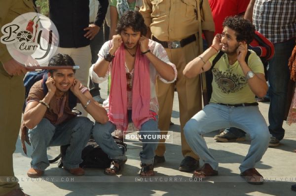 A still of Kunal Karan Kapoor with his friends from the show Pratigya