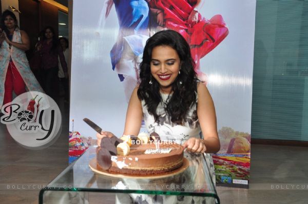 Swara Bhaskar Celebrates her Birthday with 'Nil Baante Sannata' Team