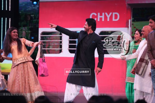 Shah Rukh Khan Promotes 'Fan on 'Chala Hawa Yeu Dya' (402964)
