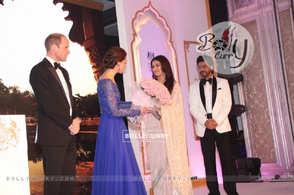 Royal Dinner : Aishwarya Rai Bachchan and Shah Rukh Khan present bouquet to prince Kate and William