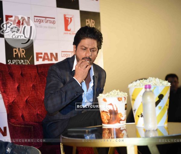 Shah Rukh Khan Having Pop Corn at Press Meet of 'Fan' in Noida (403151)