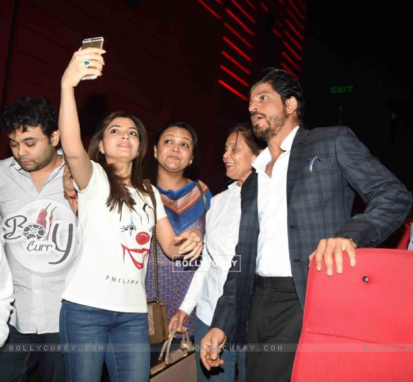 Shah Rukh Khan clicks selfie with fans at Press Meet of 'Fan' in Noida (403152)