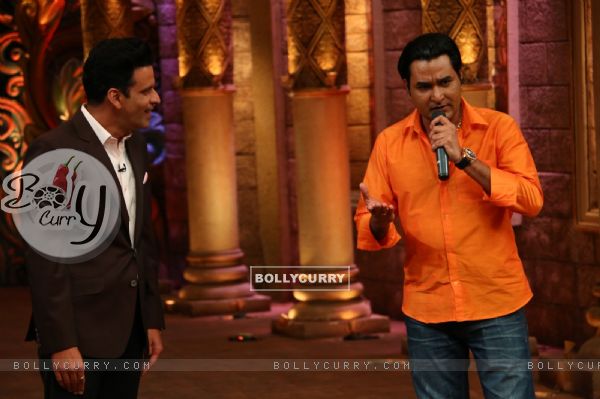 Manoj Bajpayee with Mubeen Saudagar during Promotions of 'Traffic' on Comedy Nights Bachao (403321)
