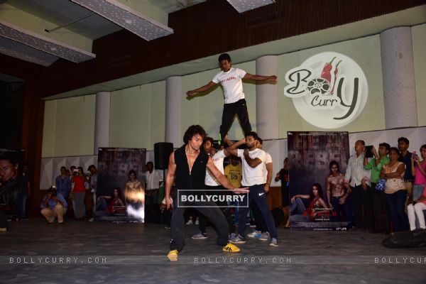 Tiger Shroff in action! : Performs Martial Arts at promotional event of Baaghi