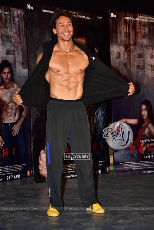 Tiger Shroff Shows off his ABS at Promotional event of Baaghi (403419)