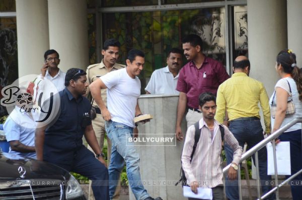 Superstar Aamir Khan Visits Dilip Kumar ji at Lilavati Hospital