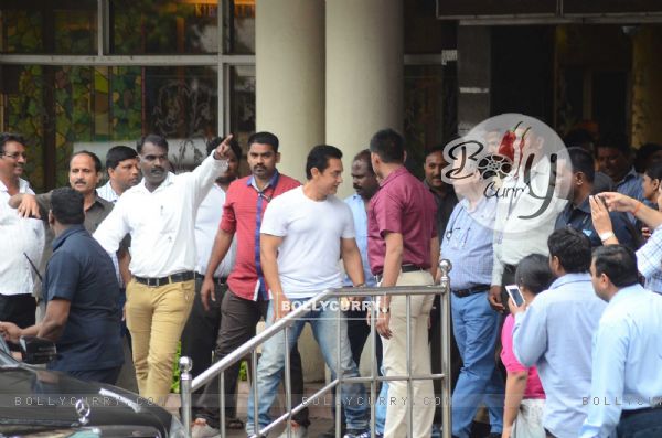 Aamir Khan Visits Dilip Kumar ji at Lilavati Hospital