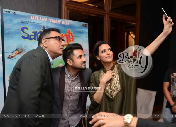 Selfie Time! Boman, Vir and Neha Clicks selfie at Press Meet of 'Santa Banta Pvt. Ltd.' (403757)