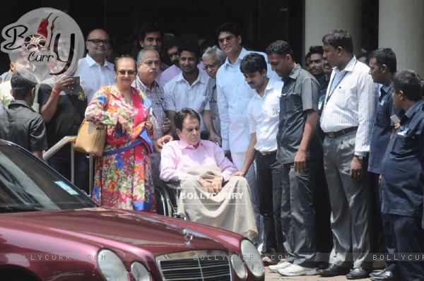 Dilip Kumar Discharged from Lilavati Hospital; Saira Banu accompanies him