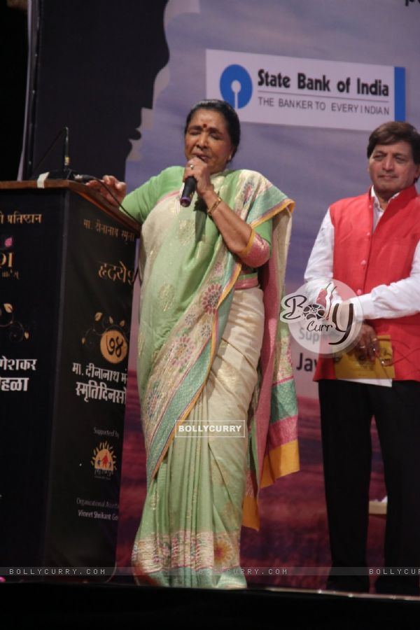 Asha Bhosle performs at Dinanath Mangeshkar Award