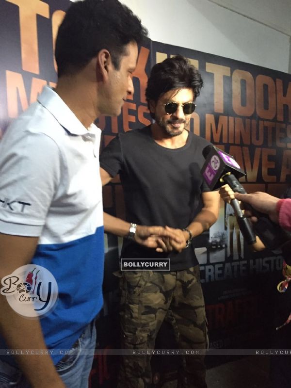 Shah Rukh Khan and Manoj Bajpyee at Promotions of his upcoming film Traffic (404458)