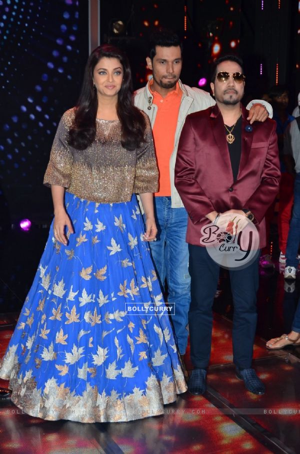 Randeep Hooda, Aishwarya Rai Bachchan & Mika Singh Promote Sarbjit on Show 'Sa Re Ga Ma Pa'