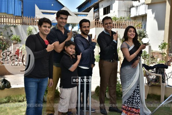 Emraan Hashmi Poses with 'Badi Door Se Aaye Hai' Team during Promotion of Azhar on the Show (405350)