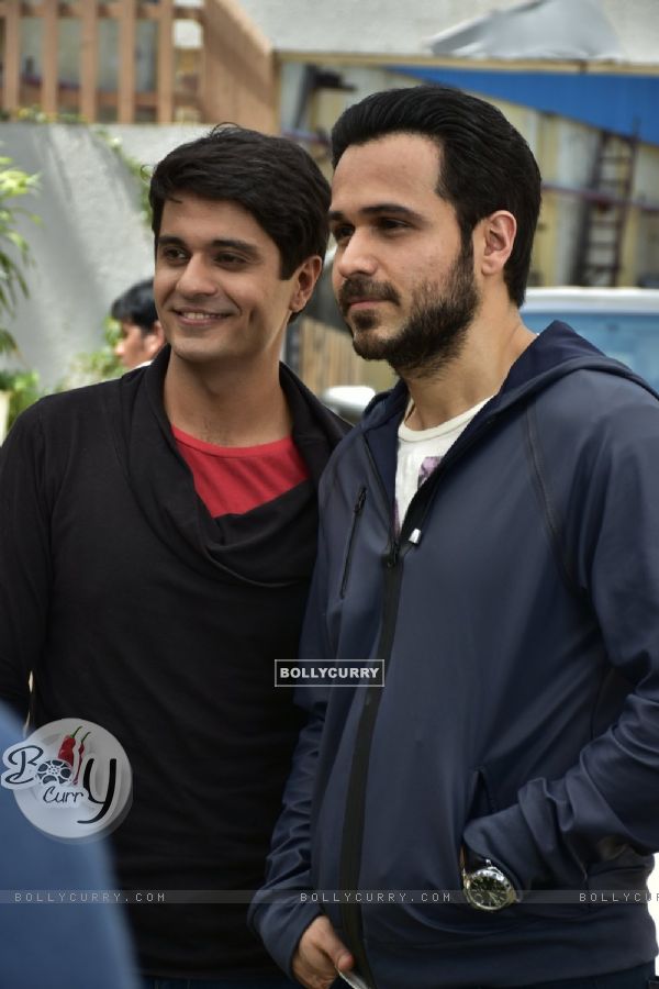 Emraan Hashmi Poses with Vinay Rohrra of 'Badi Door Se Aaye Hai' Team during Promotion of Azhar (405353)