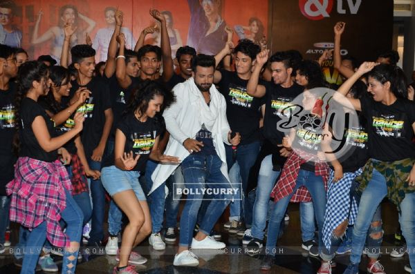 Rithvik Dhanjani with 'So You Think You Can Dance' team at Song Launch of 'Housefull 3' (405383)