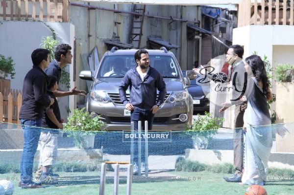 Emraan Hashmi on the sets on 'Badi Door Se Aaye Hai' for Promotions of 'Azhar' (405433)