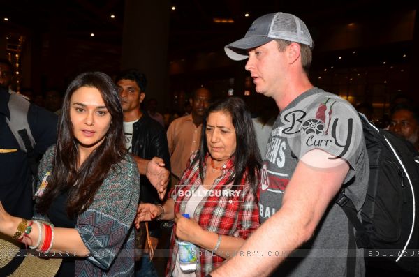 Preity Zinta Snapped with her husband Gene Goodenough at Airport