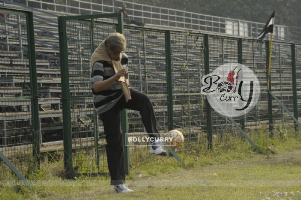Amitabh Bachchan playing football on sets of TE3N (406008)