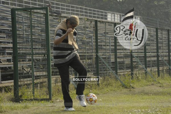 Amitabh Bachchan playing football on sets of TE3N (406009)