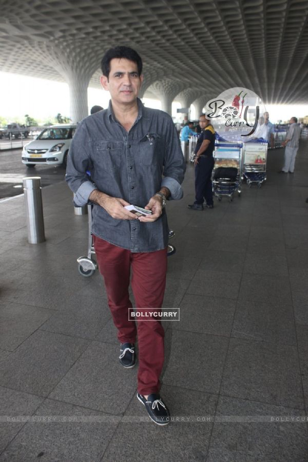 Omung Kumar Snapped at Airport