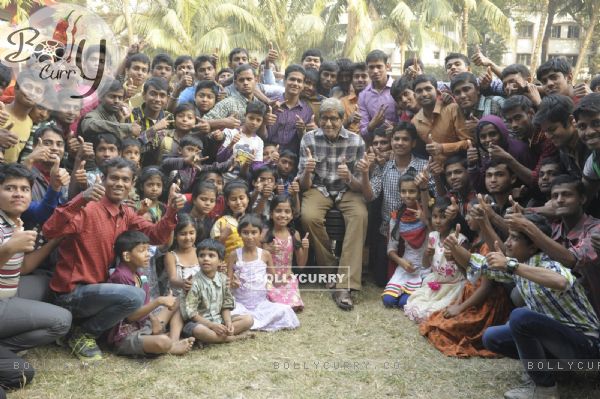 Amitabh Bachchan shoots with deaf and mute children for TE3N (406196)