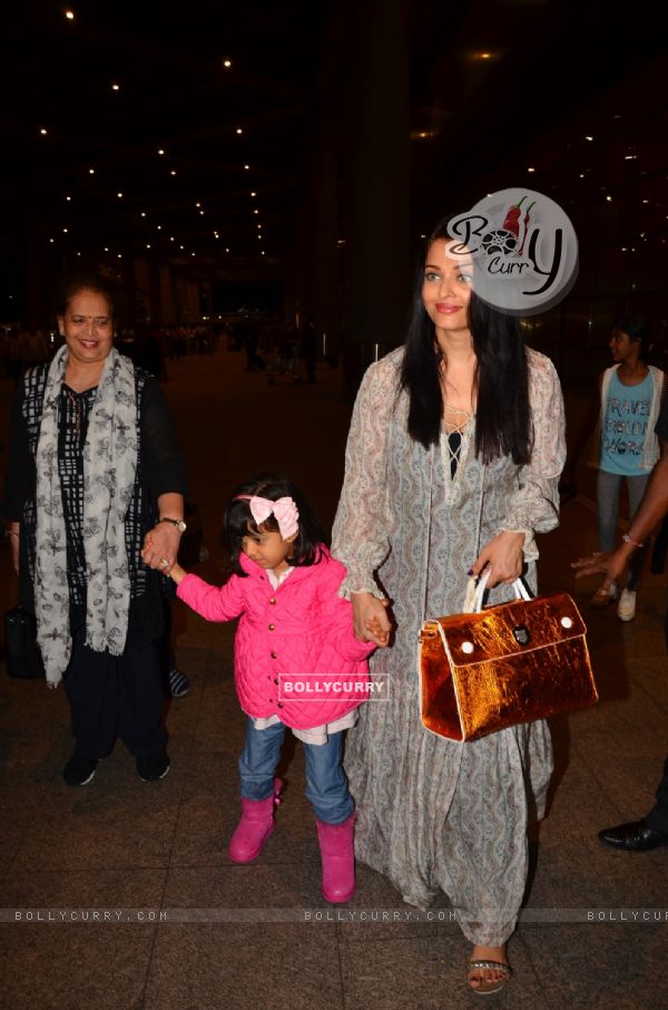 Aishwarya Rai Bachchan with Aaradhya Bachchan  Snapped at Airport