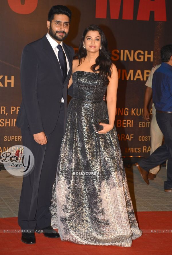Abhishek Bachchan and Aishwarya Rai Bachchan at Special Premiere of 'Sarabjit'
