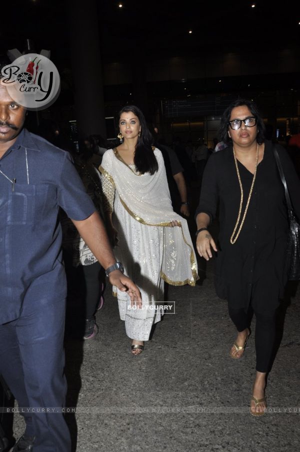 Airport Spotting: Aishwarya Rai Bachchan returns from Sarbjit Press Meet!