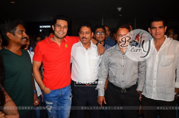 Randeep Hooda & Omung Kumar with Firefighters at special Screening of Sarbjit (406935)